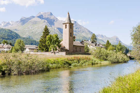 Sils, Segl, Baselgia, St. Lorenz, Kirche, Oberengadin, Engadin, Inn, Fluss, Wanderweg, Uferweg, Alpen, Graub&uuml;nden, Sommer, Schweiz