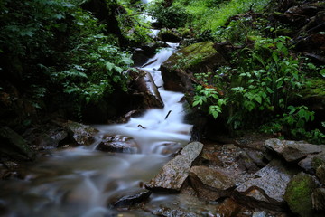 Obraz premium Lagzeitbelichtung eines Flusses