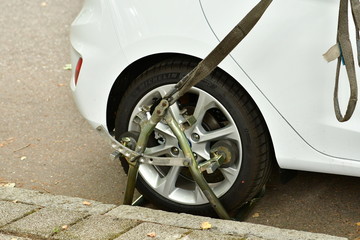 Auto wird abgeschleppt - Vorderrad ist bereits eingespannt