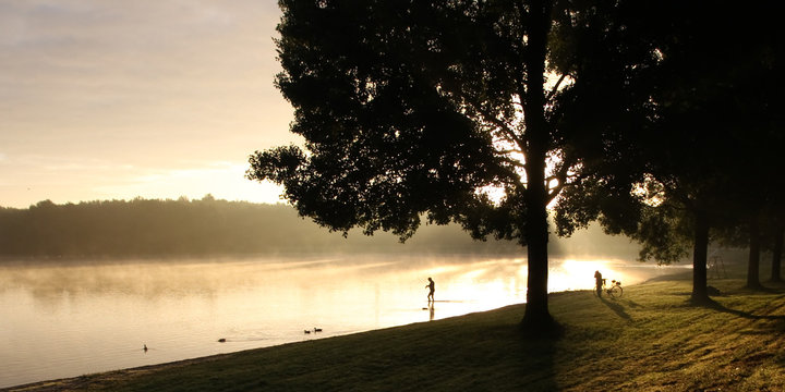 Badende am Unisee in Bremen bei Sonnenaufgang