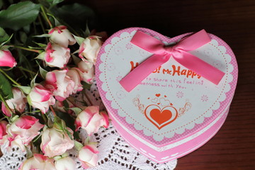bouquet of pink roses near vintage jewelry box on knitted napkin