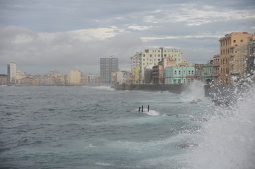 Obraz premium Waves crashing on the charming Malecon promenade of the City of Havana Cuba