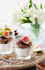 Greek yogurt with figs and honey 