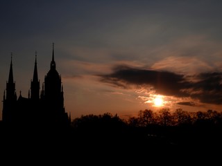Obraz premium Sunrise with silhouette of a church
