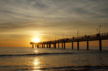 Fototapeta na wymiar jetty in the sunset