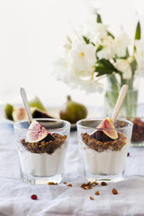 Greek yogurt with figs and honey 