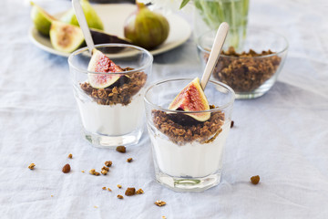 Greek yogurt with figs and honey 
