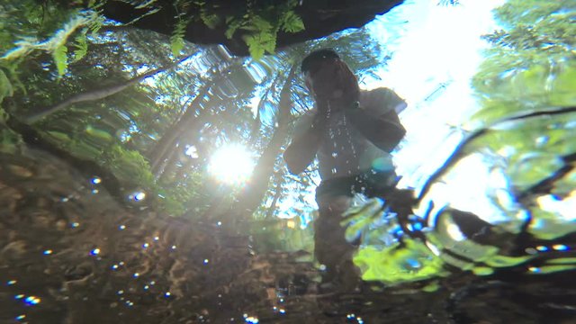 Mann trinkt Quellwasser, Quellwasser, Quelle, Elsavaquelle