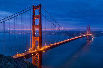 Fototapeta na wymiar Sunrise at Golden Gate Bridge