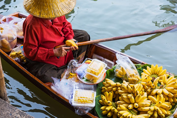 Obraz premium Traditional floating market in Damnoen Saduak
