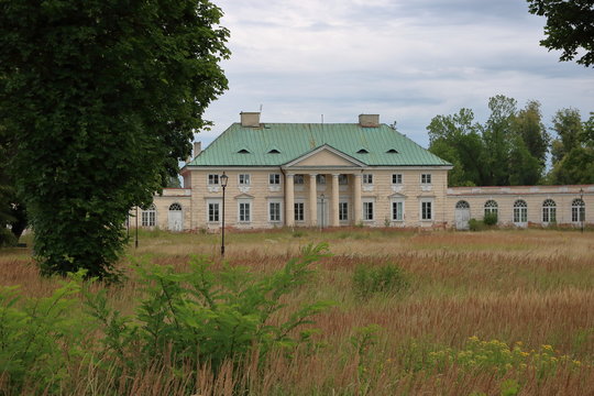 pałac Małachowskich w Białaczowie, Polska, klasycystyczny budynek z kolumnami, zarośnięty, zaniedbany pałacowy ogród, pusto, bez ludzi