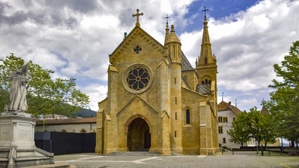 Neuchatel e la Collegiata con la statua di Guillaume Farel