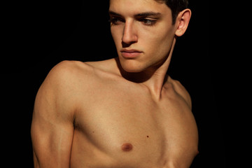 giovane uomo muscoloso posa a torso nudo