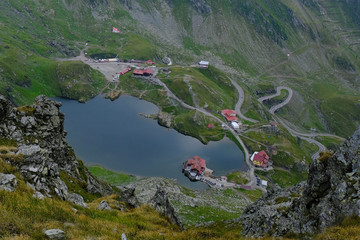 Rumunia, Karpaty Rumuńskie - Góry Fagaras, widok z grani na Jezioro Balea Lac