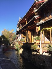Fototapeta na wymiar Canal view in the Old Town of Lijiang (Yunnan, China)