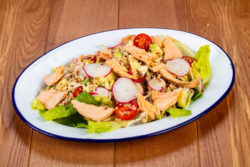 Salad with salmon and reddish