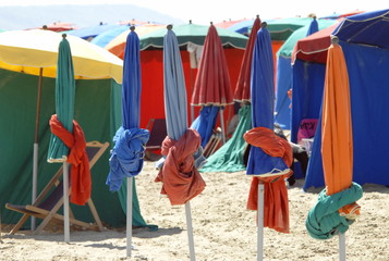Deauville, les traditionnels parasols de couleurs sur la plage, Calvados, Normandie, France