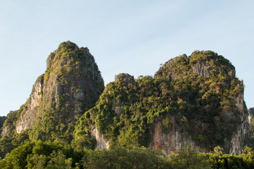 Fototapeta na wymiar île rocheuse inhabitée dans la mer d'Andaman en Thaïlande 