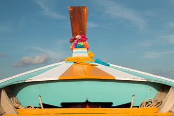 L'avant d'un bateau typique de thailande habillé de collier de fleur