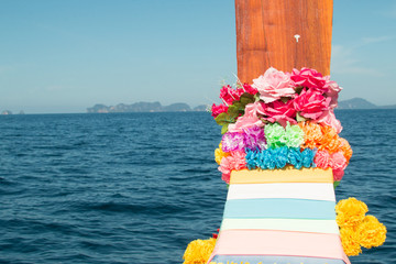 L'avant d'un bateau typique de thailande habillé de collier de fleur