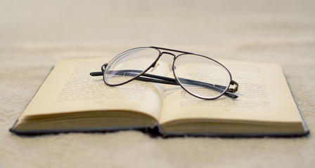 Libro y lentes