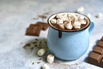 Foto op Plexiglas Chocolade Huisgemaakte warme chocolademelk met mini marshmallow in een blauwe emaille mok. Rustieke stijl.