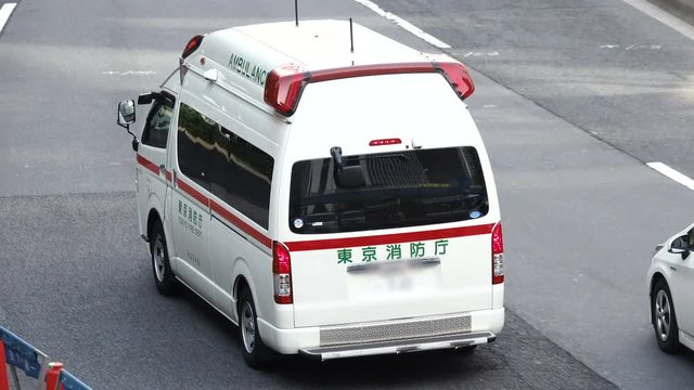 救急車・走行・俯瞰