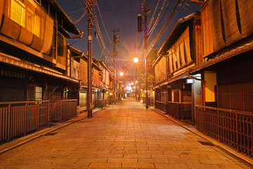 Fototapeta na wymiar 京都祇園、新橋通の夜景 