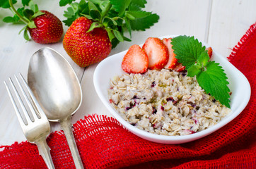 Porridge from oat flakes, strawberries, mint