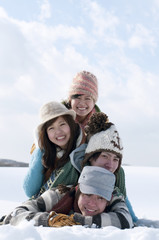 Fototapeta na wymiar 雪原で積み重なる若者たち