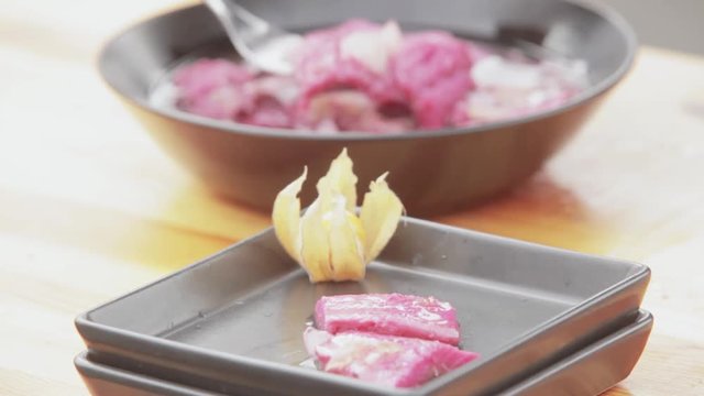 Serving dishes in oil with onions