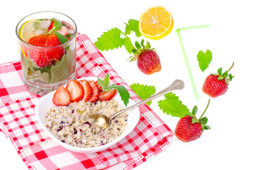 Porridge from oat flakes, strawberries, mint