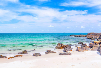 Fototapeta na wymiar A beautiful sandy beach on the island of Samed in Thailand.