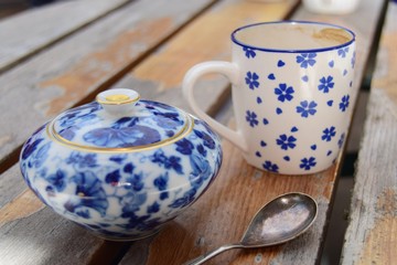 Flugzeug am wolkigen Himmel 