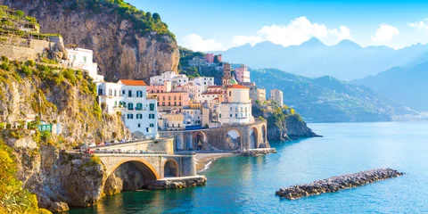 Foto op Plexiglas Ochtend uitzicht op Amalfi stadsgezicht aan de kustlijn van de Middellandse Zee, Italië © Aleh Varanishcha