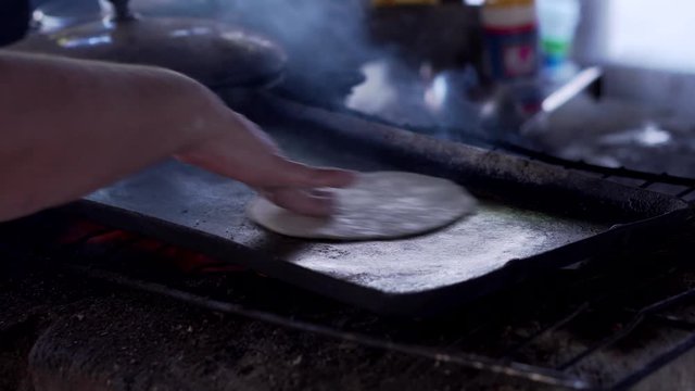Haciendo tortillas de ma&iacute;z