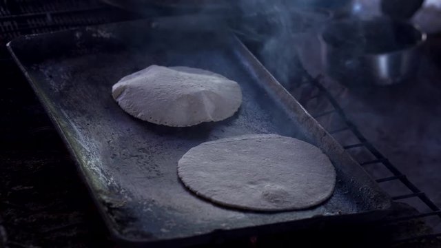 Haciendo tortillas de ma&iacute;z