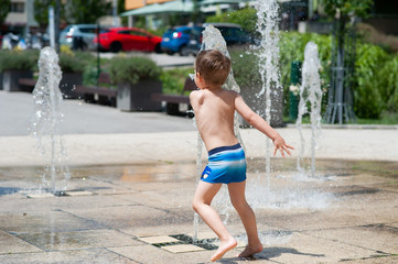 Kind spielt am Wasser
