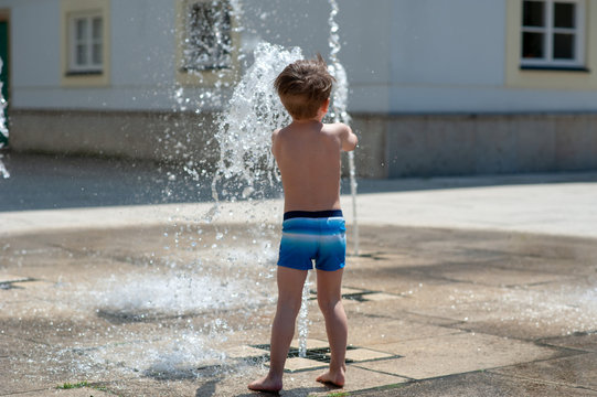 Kind spielt am Wasser