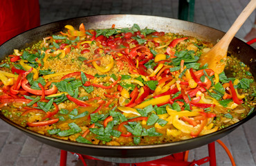 Zubereitung von Paella in einer großen Pfanne