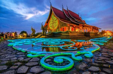 Selbstklebende Fototapete Tempel Sirindhorn Wararam Phu Prao Tempel (Wat Phu Prao) am Abend, sehr schöner Tempel in der Nähe der thailändisch-laosischen Grenzstadt Chong Mek Im Sirindhorn Bezirk der Provinz Ubonratchathani unsichtbar in Thailand.