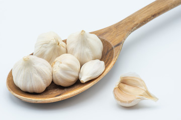 Garlic in woonden spoon