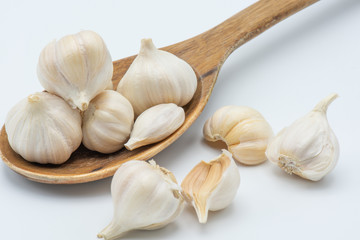 Garlic in woonden spoon