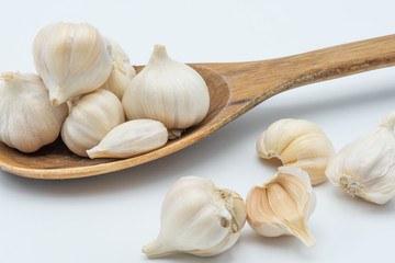 Garlic in woonden spoon