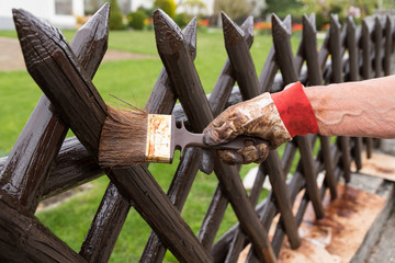 Gartenzaun mit Pinsel streichen - Nahaufnahme