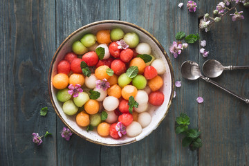 Salade d'été Pastèque, Melon, Cnataloup et Sirop de Violette