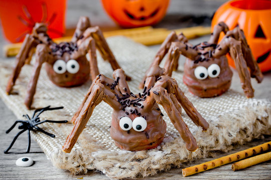 Fun And Creepy Halloween Spider Cakes Or Spider Cookies For Kids