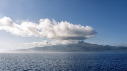 Die Insel Pico mit dem hinter Wolken versteckten Gipfel des Pico
