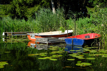 Boote liegen am Ufer