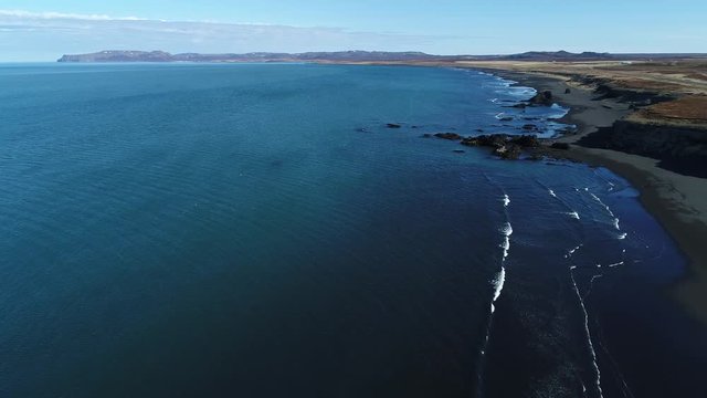Plage de sable noir en Islande vue par drone